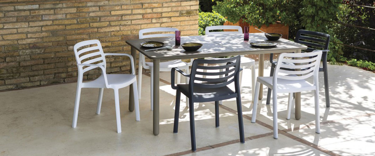 青空の下のガーデンダイニング