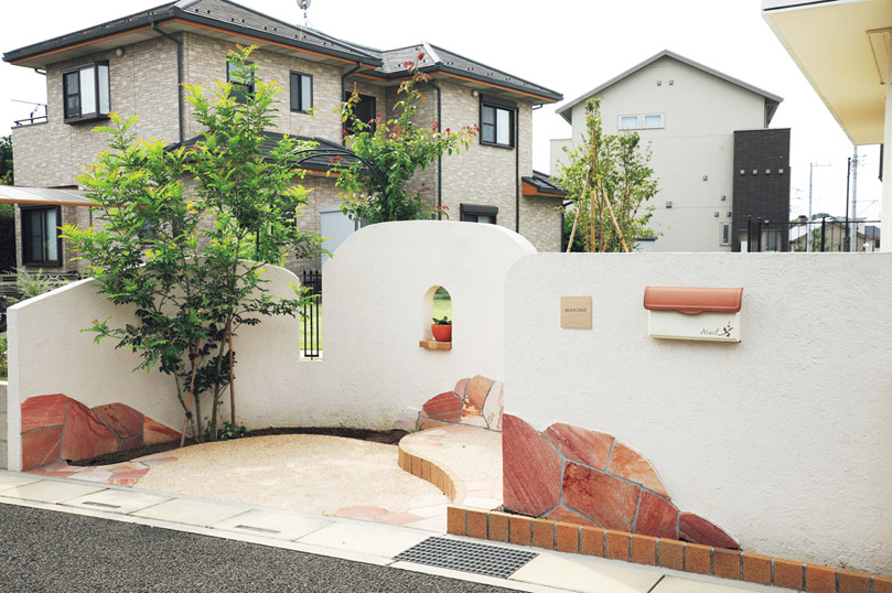 ナチュラルな質感の万能表札「焼き物表札 彫込Sゴールド塗装　Nature」