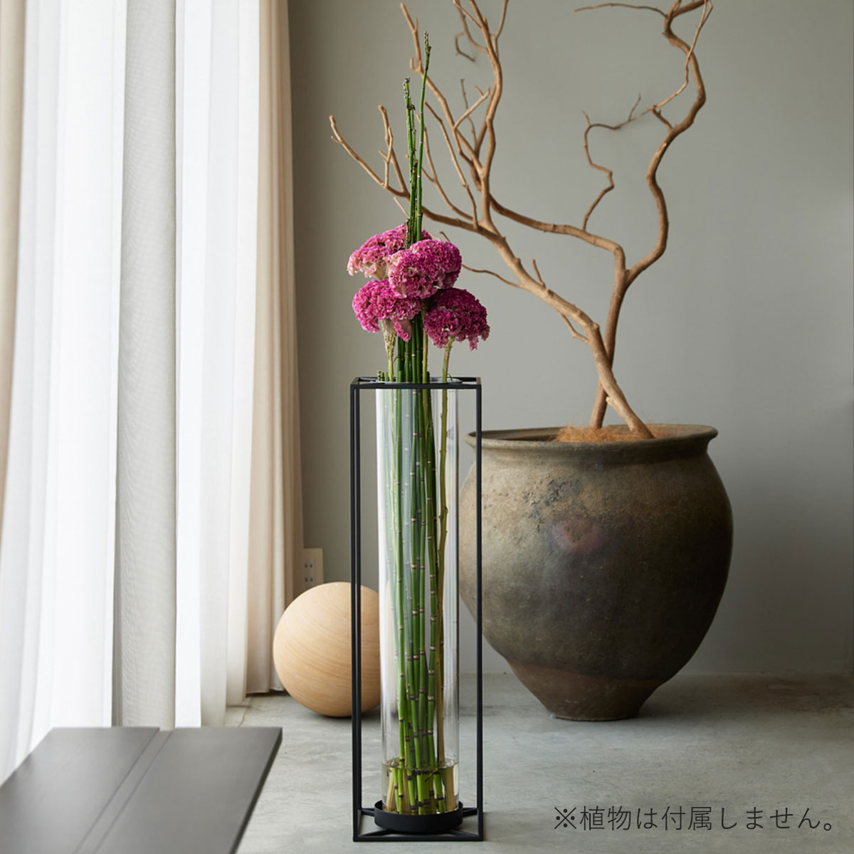 Frame for Cylinderの設置イメージを紹介し、空間に置いた際の雰囲気が伝わる画像。