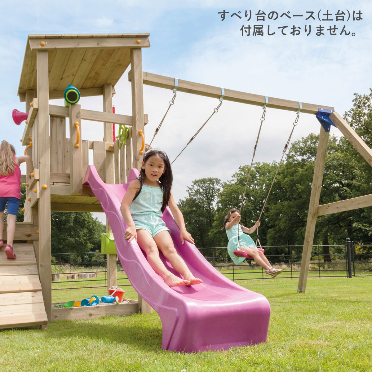 はらっぱカスケードにパープルのすべり台を設置した時の使用イメージです。すべり台の土台は付属していません。