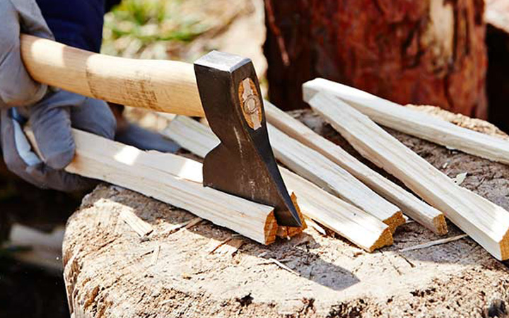 小型の手斧 「BISON（バイソン） AXE PROFILINEシリーズ ハンドアックス」