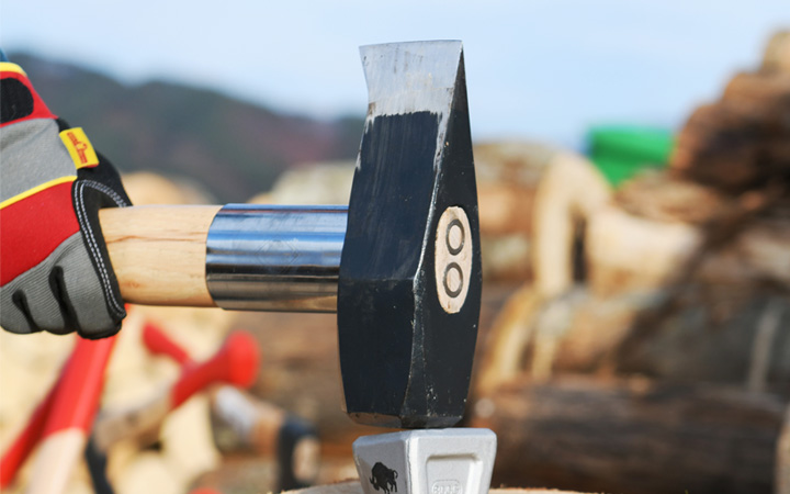 大型の薪割り斧 「BISON（バイソン） AXE PROFILINEシリーズ スプリッティングハンマー」