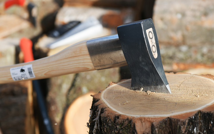 大型の薪割り斧 「BISON（バイソン） AXE PROFILINEシリーズ ヘビースプリッティングアックス」