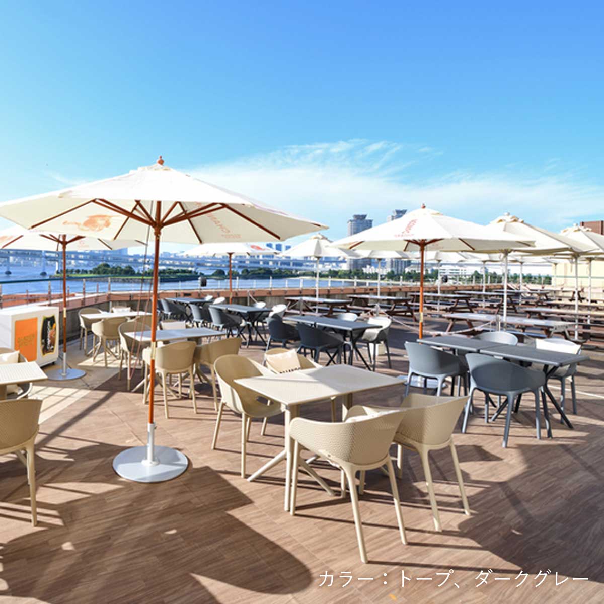 SE SKY PRO スタッキング アームチェアの実際の設置例です。