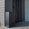玄関の郵便ポストの下に置かれている宅配ボックスの設置イメージ。宅配ボックスはブラック、幅木（台座）もブラック。