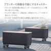 使用例の画像。プランターの移動を可能にするキャスターです。プランター底面四隅の埋込インサートを活用することで簡単に取り付け可能です。キャスター4個セット（2個自在、2個自在ストッパー付き）と取付スパナ付きです。キャスターを使用する場合は軽量土壌を利用ください。