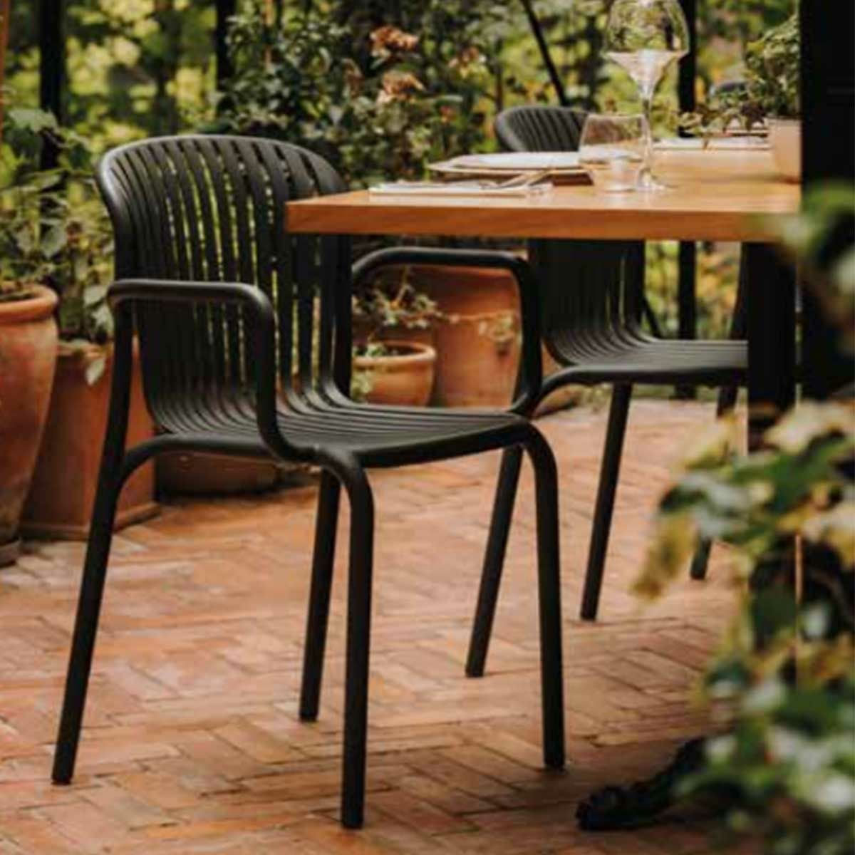 FERNEダイニングチェアARの設置イメージ写真です。テーブルは付属していません。