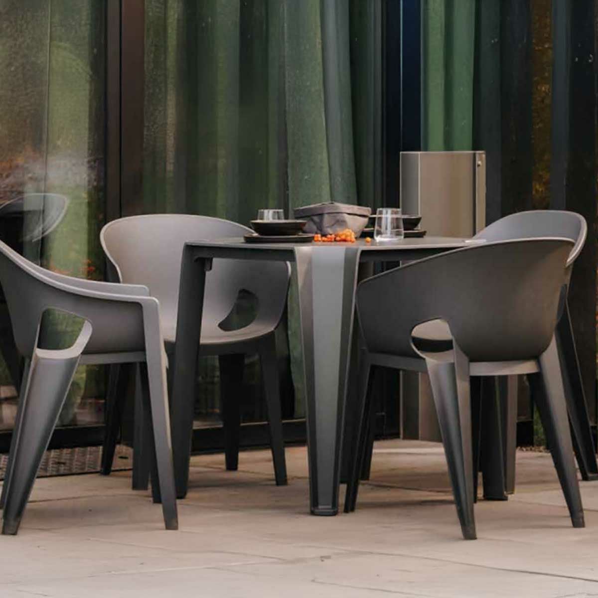 ブラックのダイニングテーブルの設置イメージ画像です。