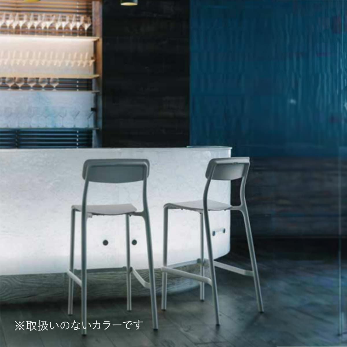 取扱いのないカラーです。FERNEリモバーチェアの設置イメージ画像。カウンターにチェアが2台置かれているところ