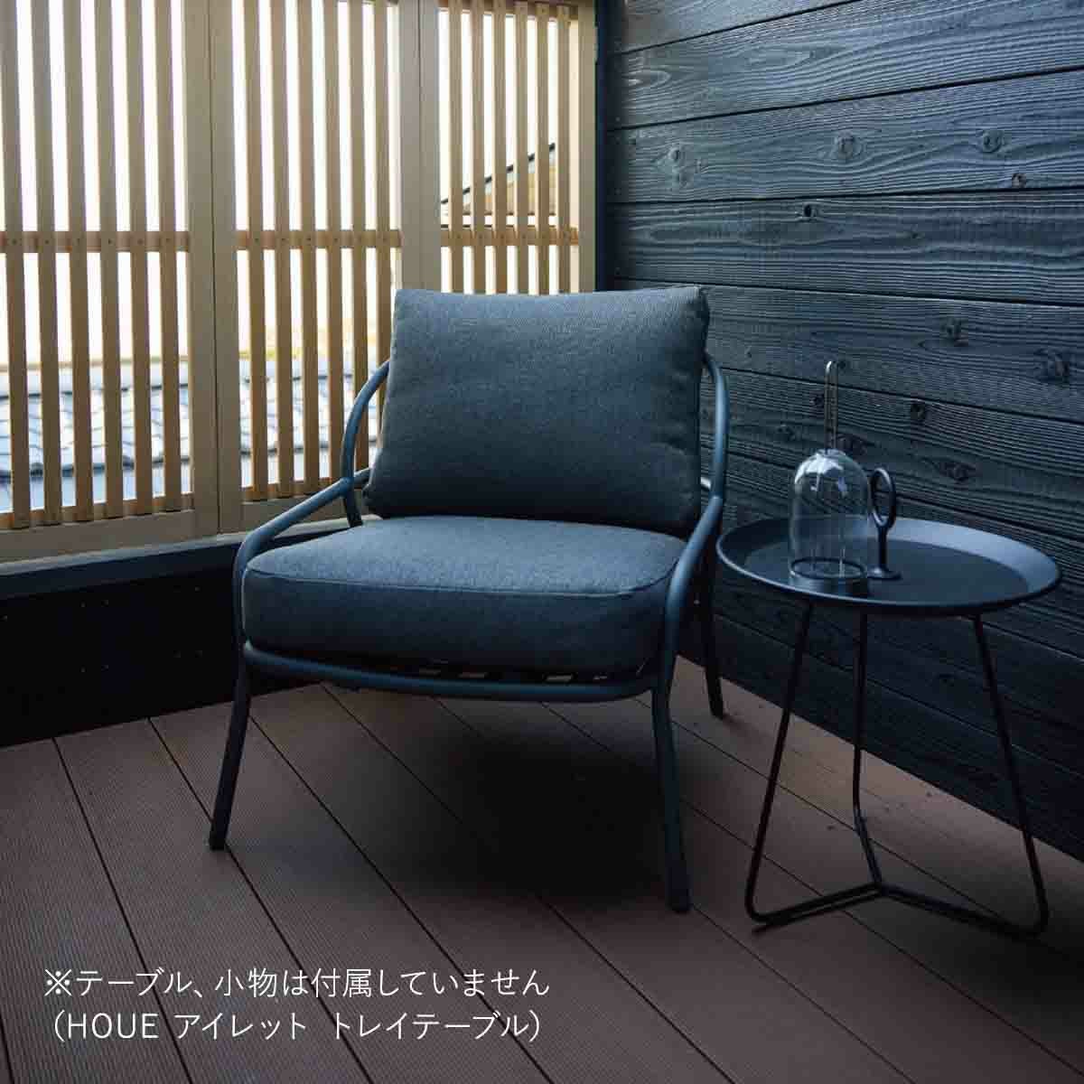 屋外のデッキにダークグレーのソファとサイドテーブルが置かれている画像です。※テーブル、小物は付属していません（HOUE アイレットトレイテーブル）