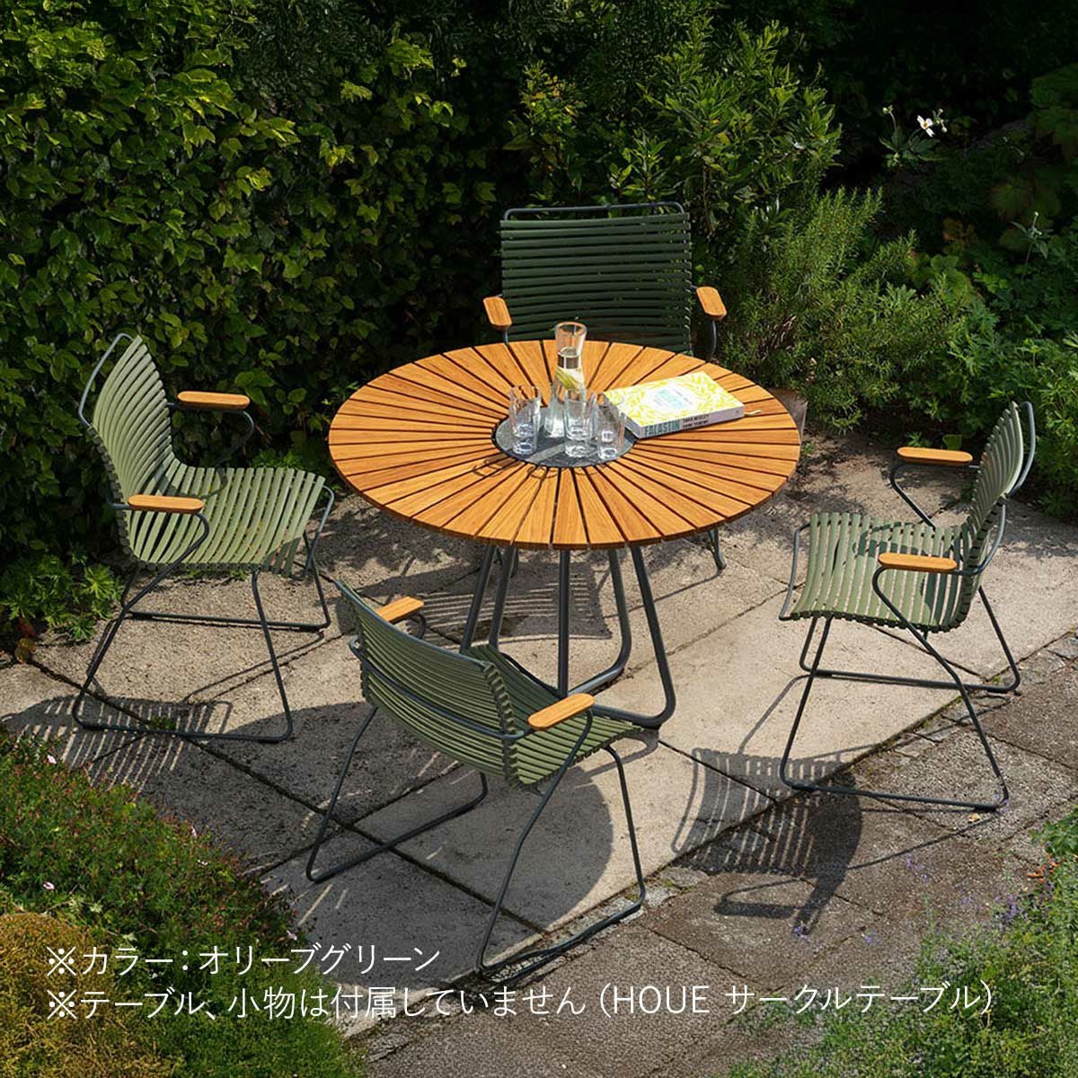 屋外デッキにオリーブグリーンのダイニングチェア4脚とテーブルの画像です。本商品にはテーブル、小物は付属していません。