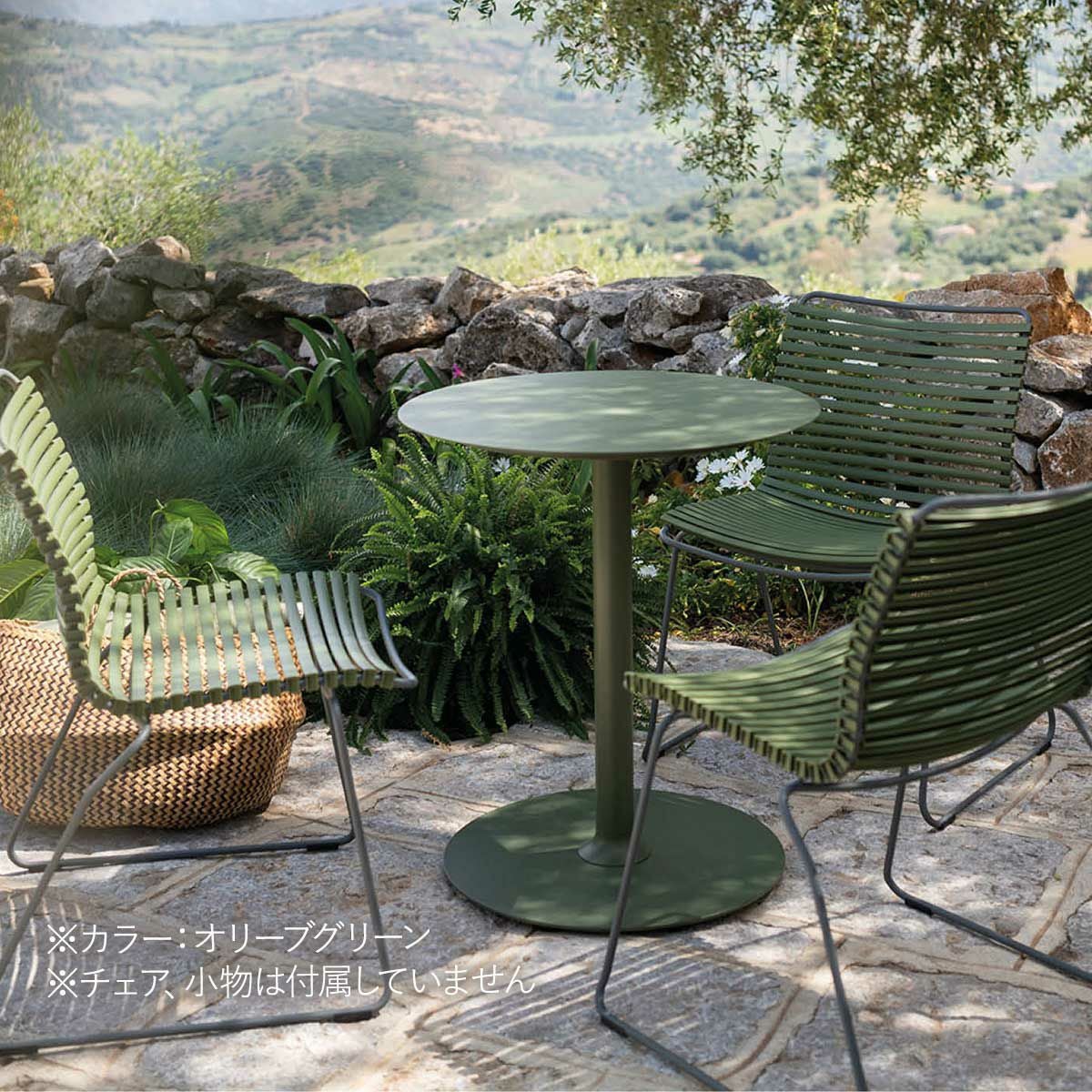 オリーブグリーン色の屋外用サイドテーブルの設置画像です。チェア、小物は付属していません。
