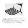ダイニングチェアの座面についての説明です。アルミ製チェアは座り心地のよいカーブしたスラット(横板)が特徴です。耐久性を考慮して設計・製造され、屋外で長年の使用に耐えられるよう作られています。スタッキング可能で省スペースで収納可能。