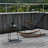 ブラック色の屋外用サイドテーブルの設置画像です。チェア、小物は付属していません（HOUE クリック ロッキングチェア）