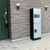 アパートの前に宅配ボックスが設置されている。宅配ボックスのカラーはシルバー。宅配ボックスのサイズH600×2段（1列）。設置方法は据置き/床・背面固定タイプ。