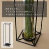 床置きでも安心して使える、アイアン製フレームで倒れにくいフラワースタンドであることを伝える画像。