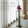 シンプルで細身のフォルムが花や枝ものの美しさを引き立て、高さのある装花にもおすすめであることを伝える画像。