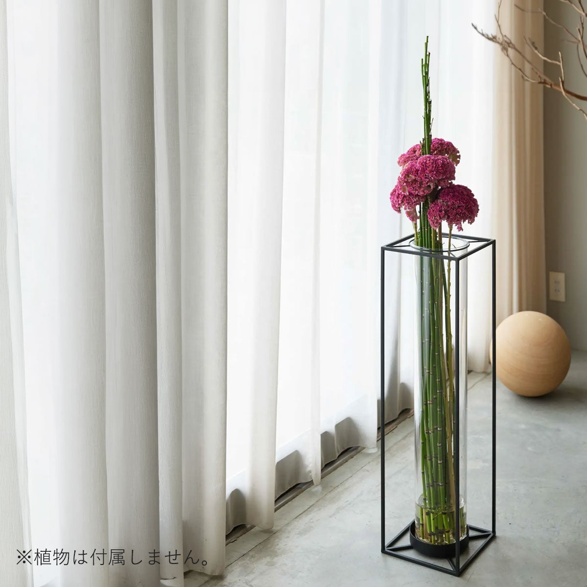 Frame for Cylinderの設置イメージを紹介し、空間に置いた際の雰囲気が伝わる画像。